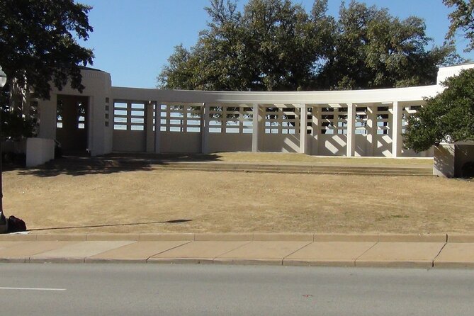1-Hour JFK Assassination Walking Tour - Small group size and guide style, what to expect