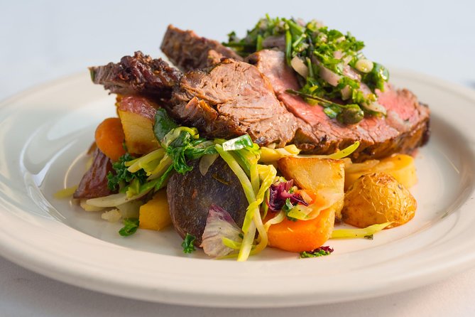 2.5-hour Dinner Cruise on Willamette River - A city-lights cruise with live piano and real dinner service