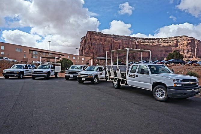 2.5 Hours of Monument Valley's Backcountry 4×4 Tour - Comfort and safety on open-air sand roads