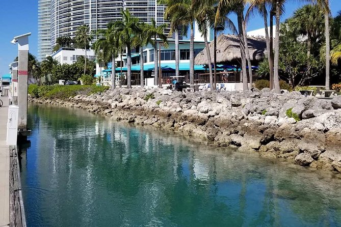 24 Ft Miami Bay: Private Boat, Gas Included , 6 people, Captained - Music, Snacks, and Swimming Time (When the Route Allows It)