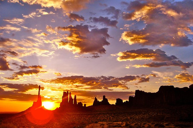 3 Hour Monument Valley Tour - Suns Eye Arch, Ear of the Wind Arch, and Echo Cave Ruins
