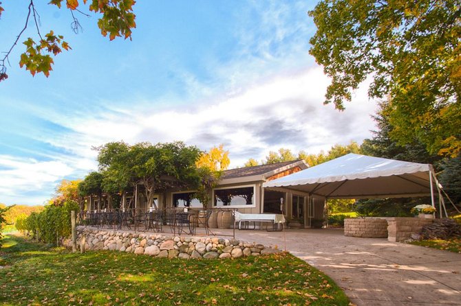 5-Hour Traverse City Wine Tour: 4 Wineries on Old Mission Peninsula - Stop 2: Bowers Harbor Vineyards, Horse Farm Roots and a Flight-Friendly Menu