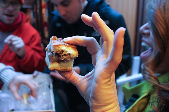 Bikes, Bites & Views: Chicago's Signature Dishes Bike Tour-Adults - Night Tour flow: Riverwalk, Millennium Park, and Buckingham Fountain