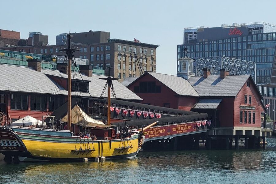 Boston: Boston Tea Party Ships and Museum Interactive Tour - Meeting House Role Play: Handbills, Mohawk Disguises, and December 16, 1773