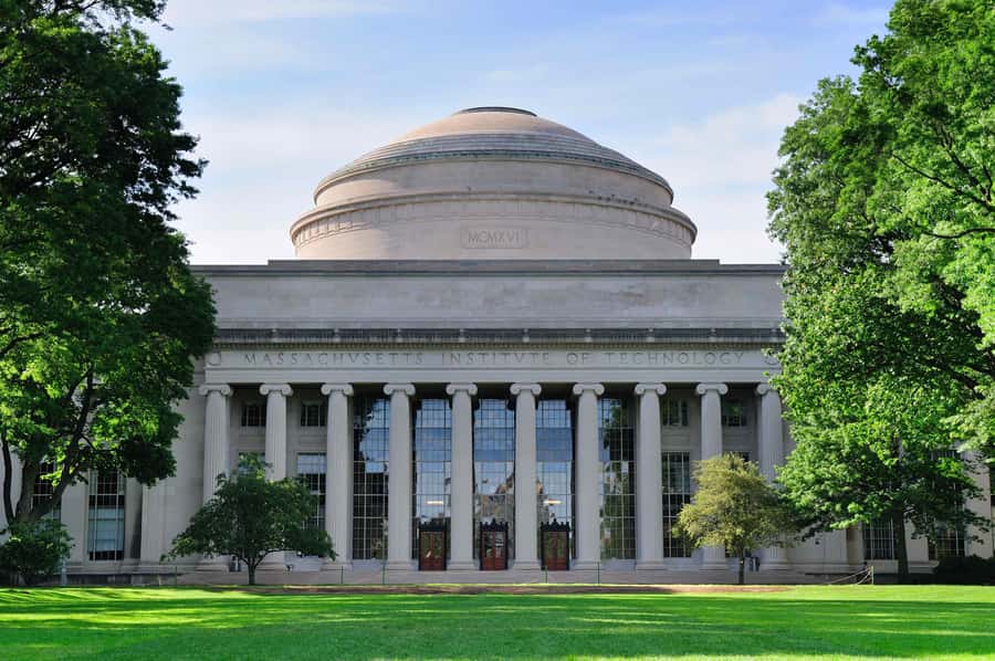 Cambridge, Massachusetts: MIT and Harvard Walking Tour - MIT at street level: Media Lab, Gray House, and Killian Court