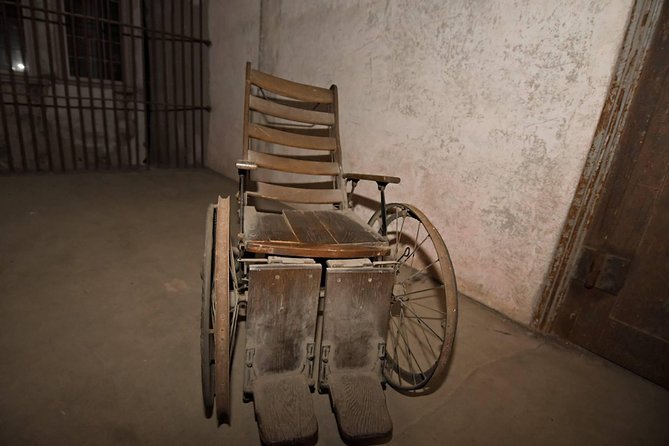 Charleston Haunted Jail Night-Time Walking Tour with Admission to Old City Jail - Guide styles that make or break the experience