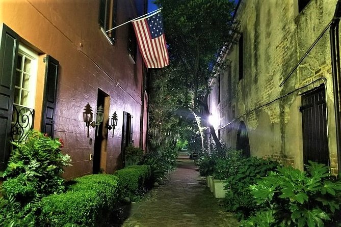 Charleston's Pleasing Terrors Night-Time Walking Ghost Tour - Stop 1, Poogan’s Porch: Ghost Sightings at a Long-Running Spot