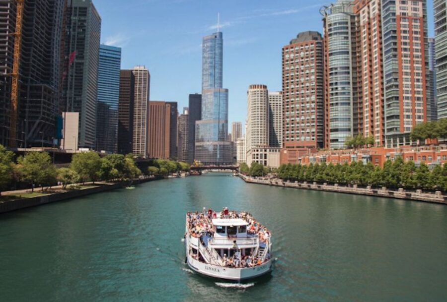 Chicago: 1.5-Hour Lake and River Architecture Cruise - From DuSable Bridge to Wolf Point, the River Gets Up Close