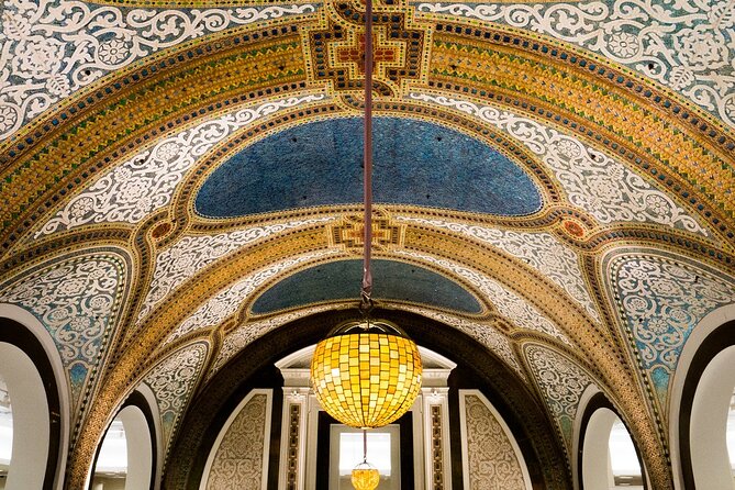 Chicago Architecture and True Crime Tour - Palmer House Hilton Historic Lobby: Start With Glamour and Dark Hints