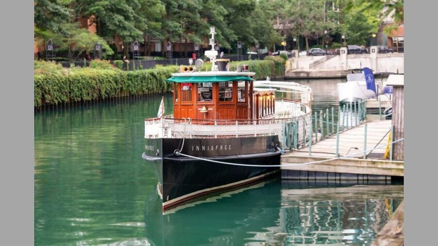 Chicago: Architecture Boat Tour with Drinks - A 90-minute architecture cruise that moves at a good pace