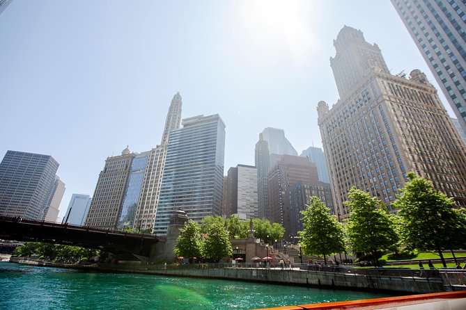 Chicago Architecture River Cruise - On-board experience: narration, restrooms, and a bar for the cold
