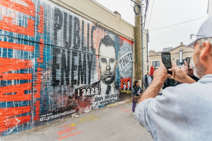 Chicago: Mob and Crime Bus Tour - Holy Name Cathedral and the Historic Water Tower area