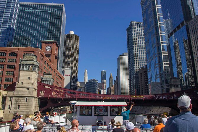 Chicago River 90-Minute Architecture Tour - Stops and landmarks to watch for, including the hourly fountain