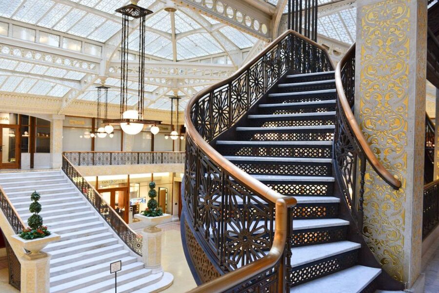 Chicago: Secret Interiors Architecture Walking Tour - Palmer House a Hilton Hotel: grand interiors with personality