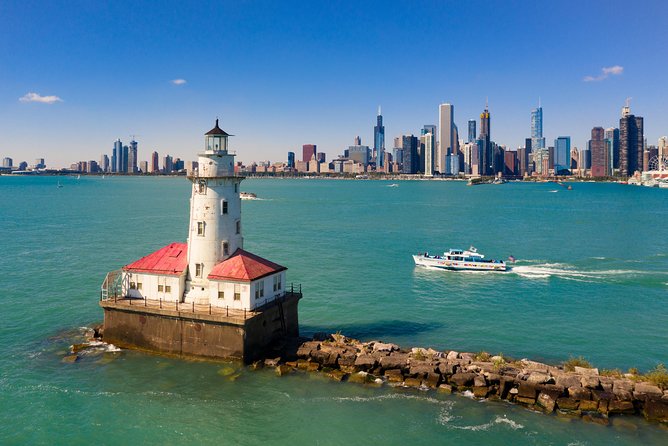 Chicago Sightseeing River and Lake Cruise - A two-waterway cruise that hits the skyline and the architecture
