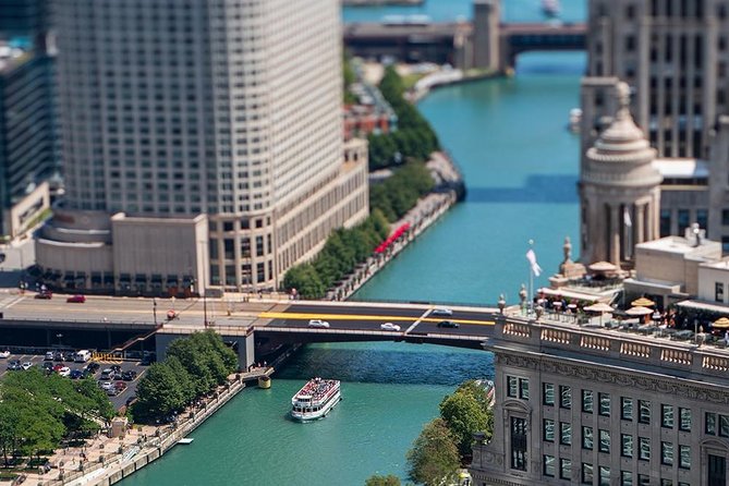 Chicago Sightseeing River and Lake Cruise - Chicago River architecture time, with real landmark cues