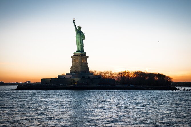 Circle Line: 2hr - New York City Harbor Lights Cruise - Brooklyn Bridge Pass: Watching the City Change Sides