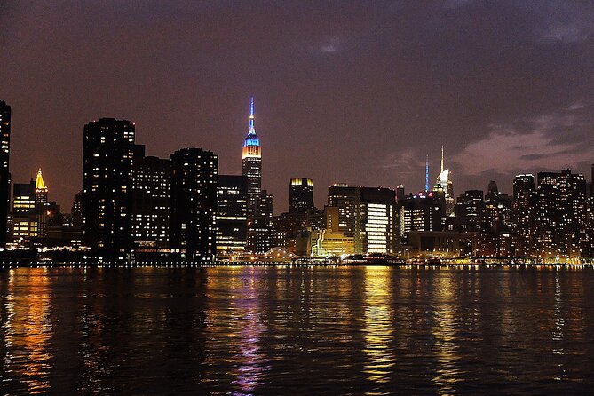 Circle Line: 2hr - New York City Harbor Lights Cruise - Live English Guide and the Circle Line App: How to Hear Every Detail