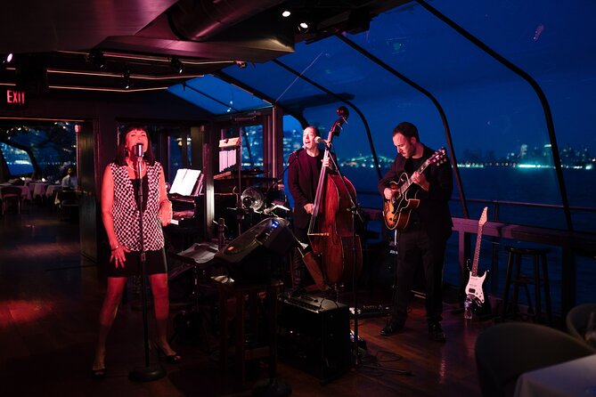 City Cruises New York: Bateaux Premier Dinner Cruise - Turning toward the East River: Brooklyn Bridge and Manhattan Bridge in one sweep