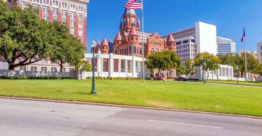 Dallas: JFK Assassination and Sixth Floor Museum Tour - The Grassy Knoll viewpoints and why they shape the questions