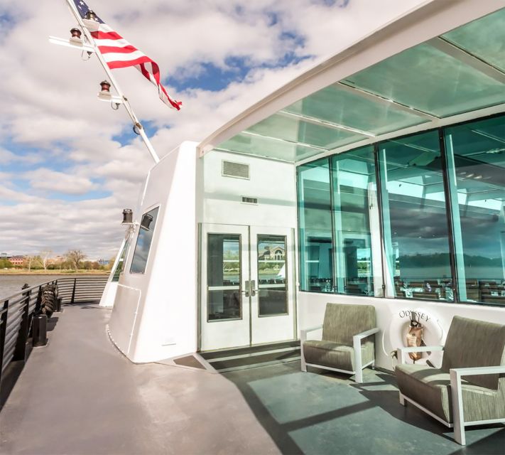 DC: City Cruises Gourmet Brunch, Lunch, or Dinner Cruise - Music and atmosphere: is it a party or a dinner?