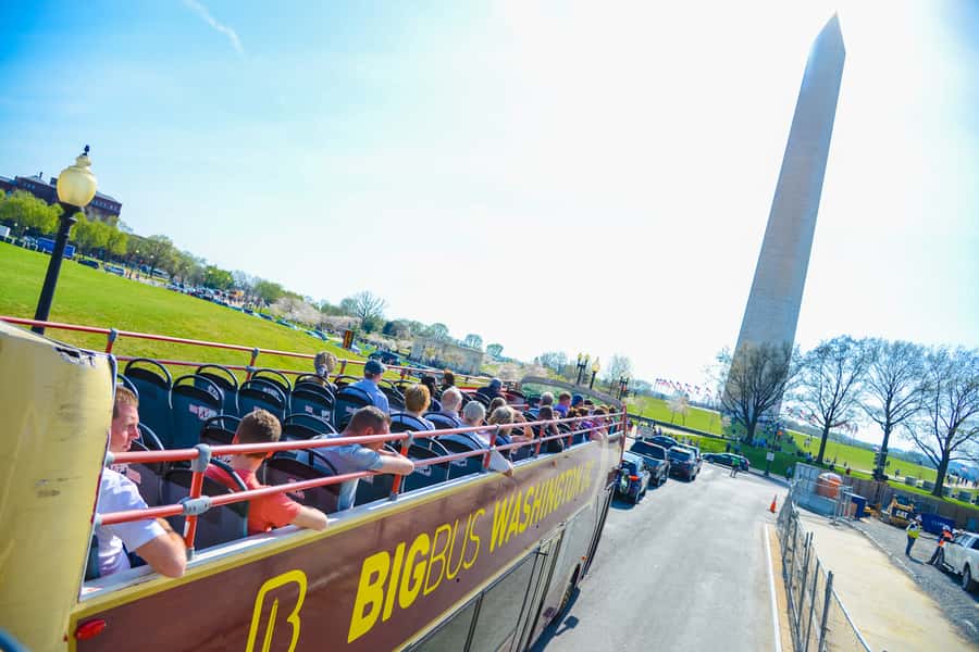 DC: Hop-on Hop-off Tour by Open-top Bus with 17 Stops - The War Memorials and the Museum Advantage Near the Mall