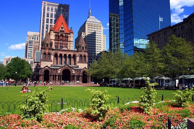 Downtown Freedom Trail, Beacon Hill & Back Bay Walking Tour - Beacon Hill on foot: Frog Pond, Purple Windows, and gas lamps