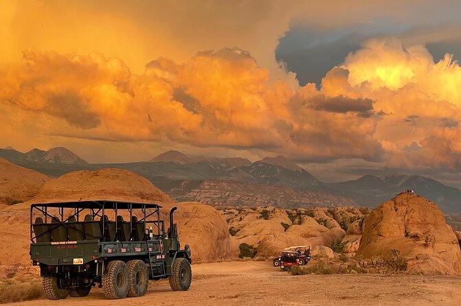 Exciting and Scenic Off-Road Guided Tour of Moab's Backcountry!!! - Snacks, Water, and Photo-Friendly Momentum