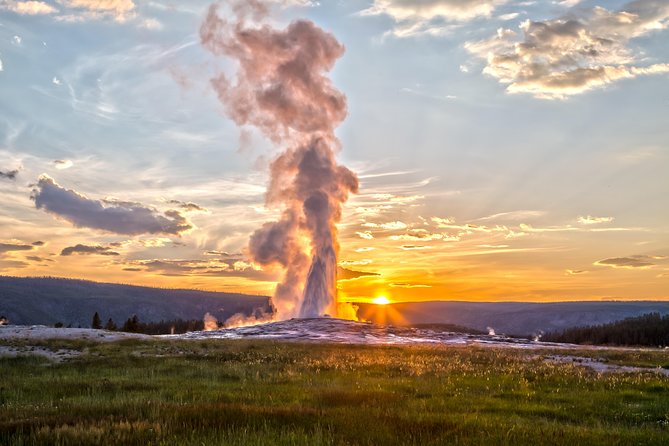 From Jackson Hole: Yellowstone Old Faithful, Waterfalls and Wildlife Day Tour - Grand Teton photo stop: Oxbow Bend and the mirror-moment gamble