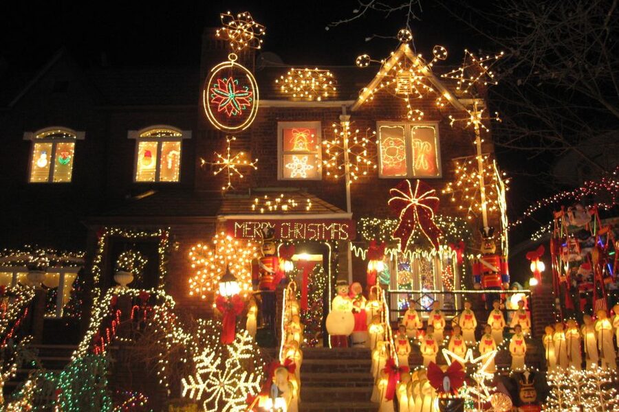 From Manhattan: 4-Hour Brooklyn Christmas Magic Tour - Meeting at the Hope Sculpture, then heading straight into the season