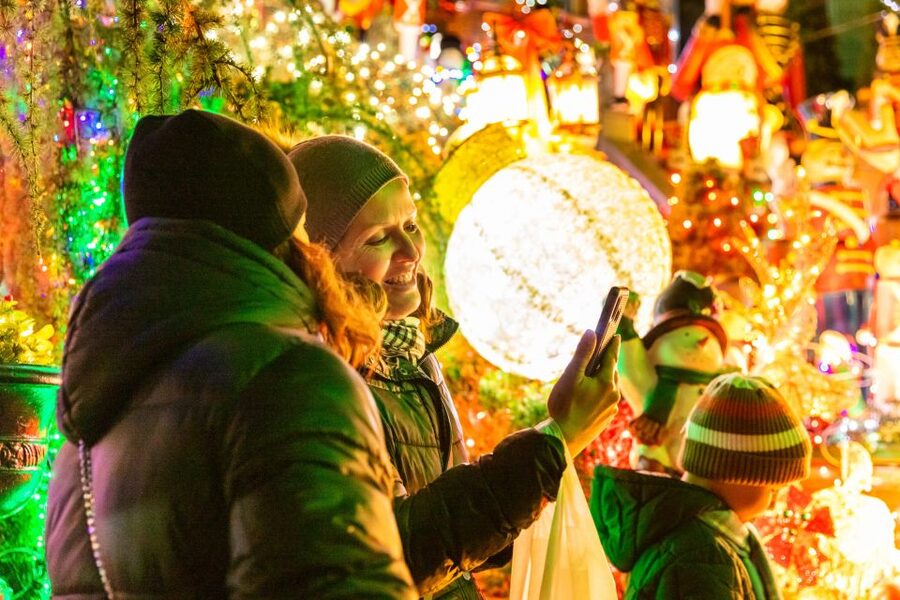 From Manhattan: 4-Hour Dyker Heights Holiday Lights Bus Tour - Returning via the Manhattan Bridge and ending at Bryant Park