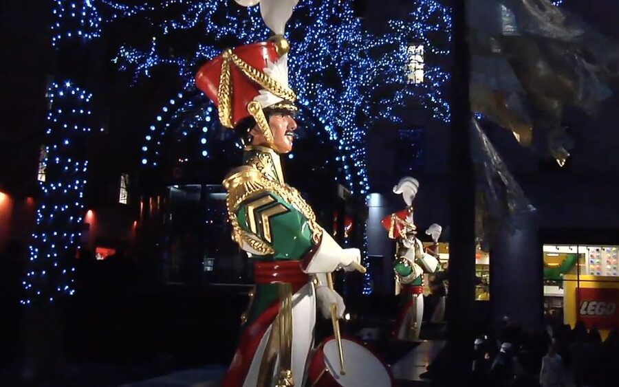 From Manhattan: Dyker Heights Lights & Skyline Tour - Getting Oriented in Times Square: The Tour Starts Easy