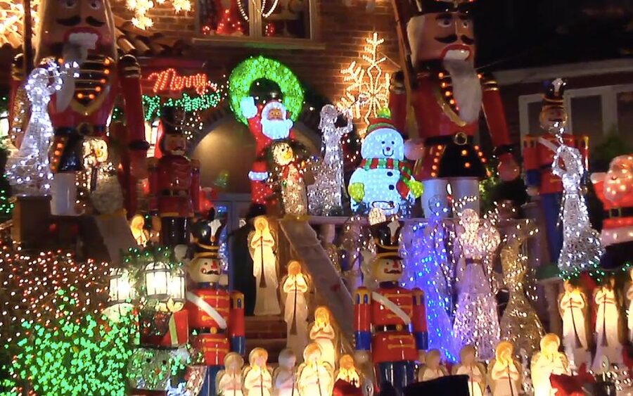 From Manhattan: Dyker Heights Lights & Skyline Tour - Bay Ridge Photo Stop: A Fast Taste of the Neighborhood Mood