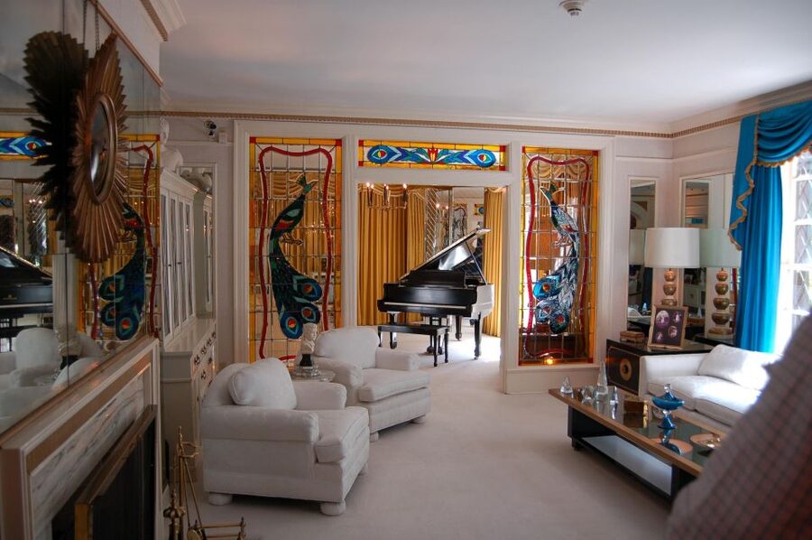 From Nashville: Memphis Tour with Graceland VIP Access - Nashville Pickup and the Coach Ride That Starts the Party