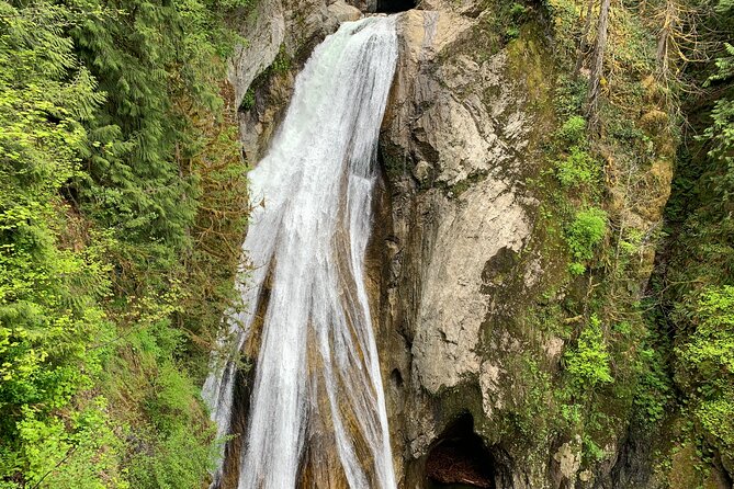 Guided forest hike to Seattle waterfalls incl. Snoqualmie Falls - What to bring (so you don’t end up cold, wet, or slipping)