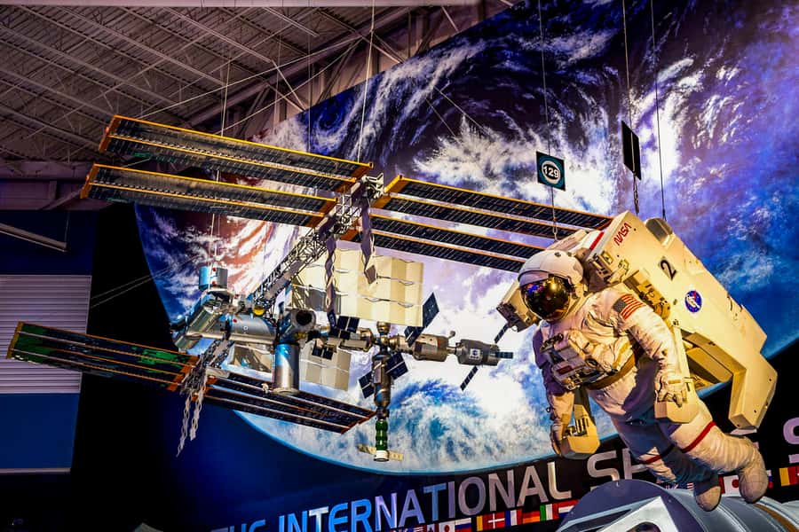 Houston: Space Center Houston Admission Ticket - SpaceX Falcon 9 Rocket Park: Walk Under the 156-Foot Booster