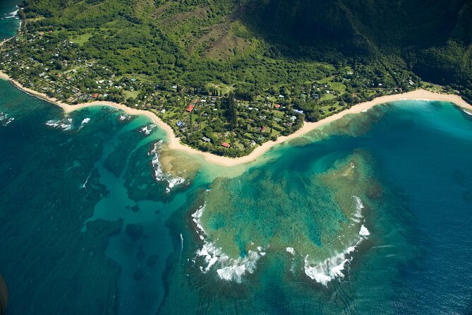 Kauai Airplane Tour: Na Pali Coast, Waterfalls & Window Seats - Mt Waiʻaleʻale and the wettest-spot effect: why the island changes up high