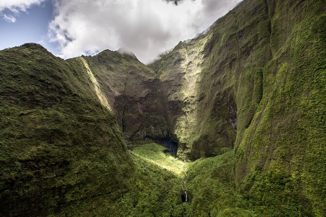Kauai Deluxe Waterfall Safari: Helicopter Tour - Pilot commentary that actually helps you read the island
