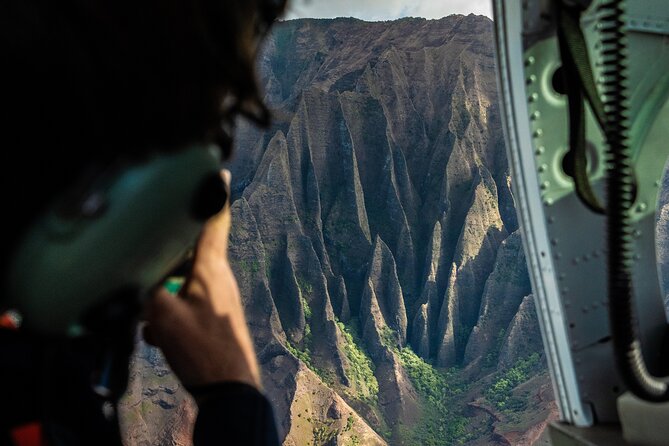 KAUAI LUXURY 60-Minute Doors-Off Helicopter ADVENTURE - Price and Seat Rules: What $399 Really Buys You