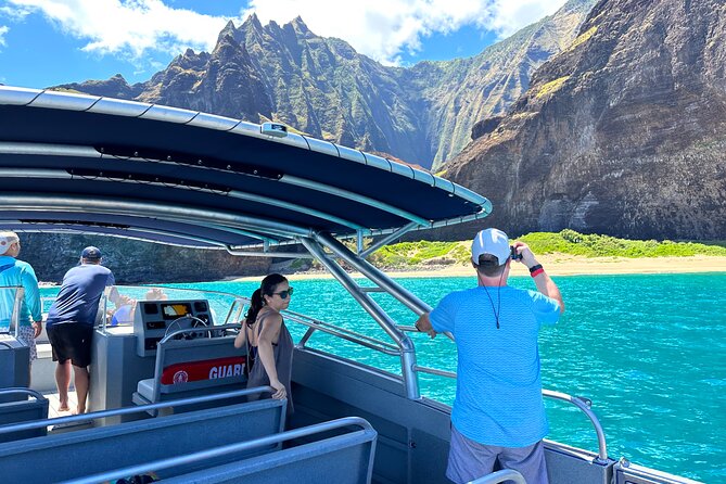Kauai: Na Pali Coast Power Catamaran - The Boat and Crew Approach: Speed Plus Safety