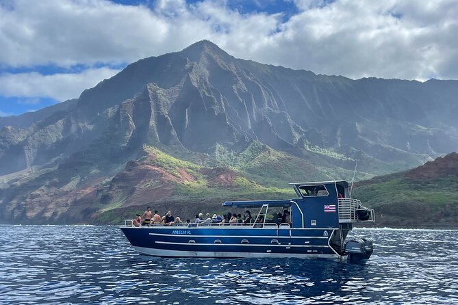 Kauai: NaPali Boat Tour on the Amelia K - The NaPali Coast State Wilderness Park stop, cliffs and sea cave time