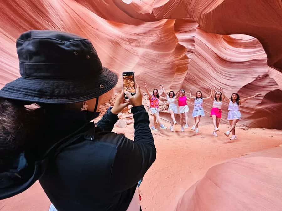 Las Vegas: Antelope Canyon Horseshoe Bend Tour & Lake Powell - Horseshoe Bend overlook: big view, real walking