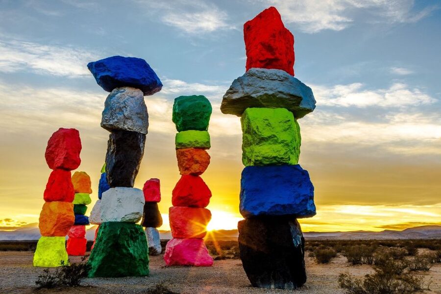 Las Vegas: Mojave Desert, 7 Magic Mountains, Vegas Sign Tour - Seven Magic Mountains and the Vegas sign, in one smart loop