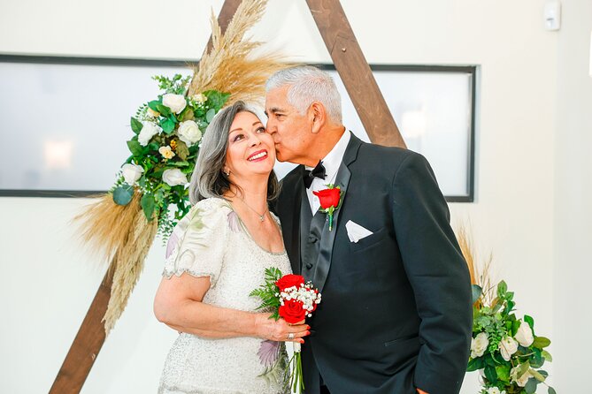 Las Vegas Wedding at The Little Vegas Chapel - Price and what you actually get for $299