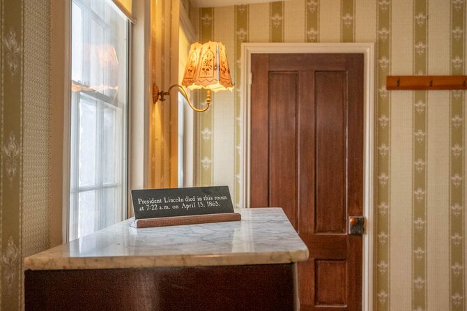 Lincoln Assassination with Ford's Theatre & Petersen House Entry - Petersen Boarding House, where Lincoln was taken and where the story ends