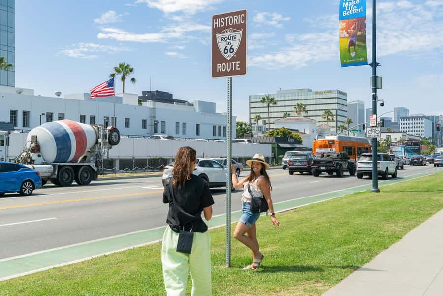 Los Angeles: Celebrity Homes and Hollywood Open-Air Bus Tour - Beverly Hills Sign Stop: Quick Selfies, Real Photo Value