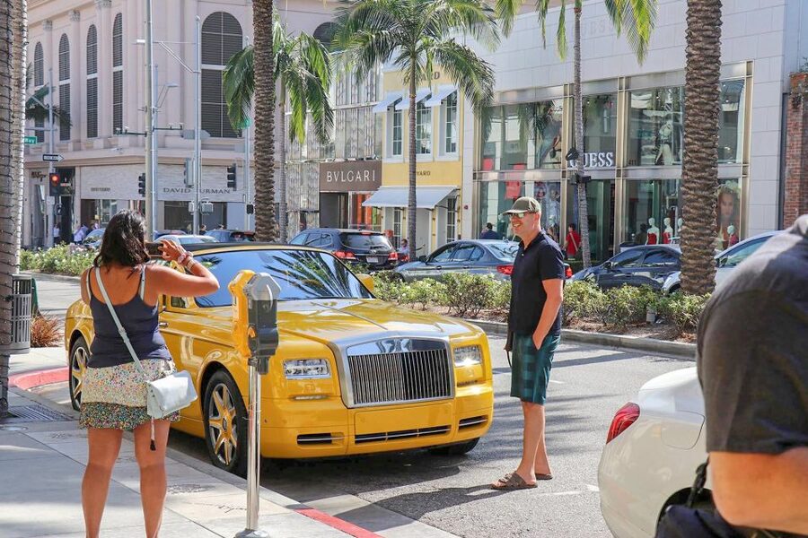 Los Angeles: Hollywood & Celebrity Homes Open-Air Bus Tour - Rodeo Drive and Beverly Hills, polished street-level reality