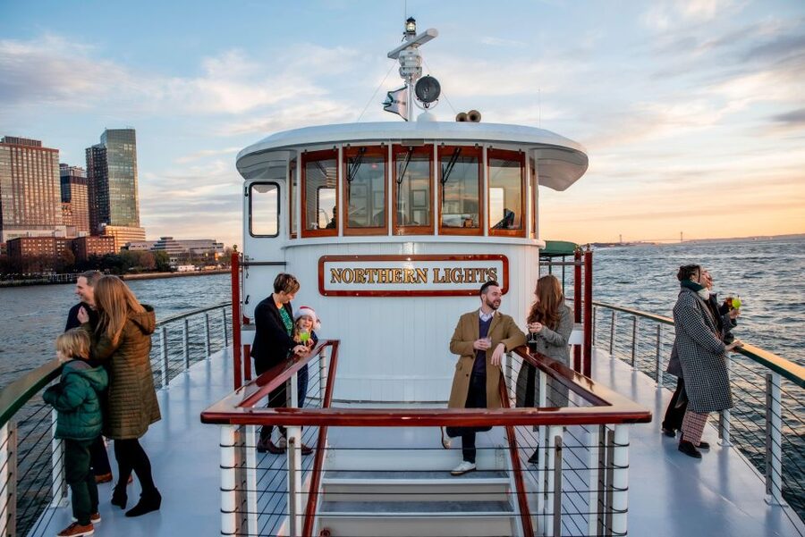 Manhattan: Statue and Skyline Cruise Aboard a Luxury Yacht - Chelsea Piers to Pier 62: getting on board without drama