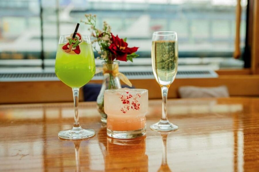 Manhattan: Statue and Skyline Cruise Aboard a Luxury Yacht - One drink included: how the bar fits the vibe, not the chaos