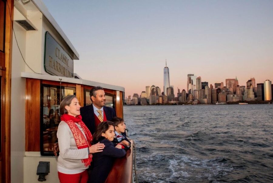 Manhattan: Statue and Skyline Cruise Aboard a Luxury Yacht - Price and value check for a 90-minute luxury harbor cruise